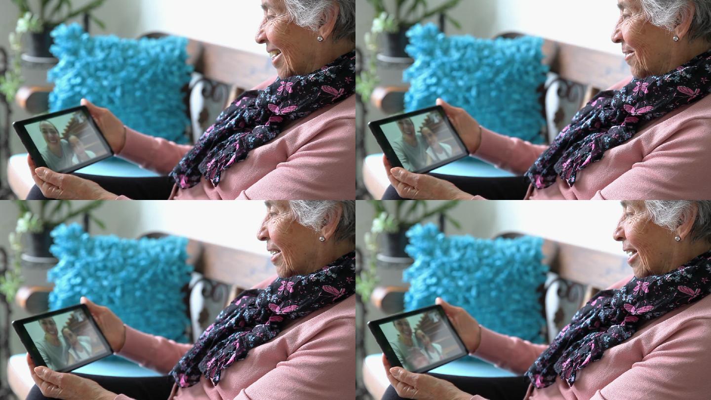 老妇人独自在家与家人视频聊天