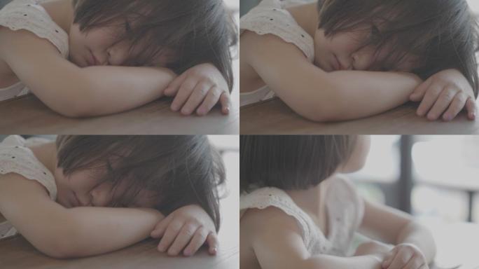 一个小女孩打瞌睡趴着睡着孤独