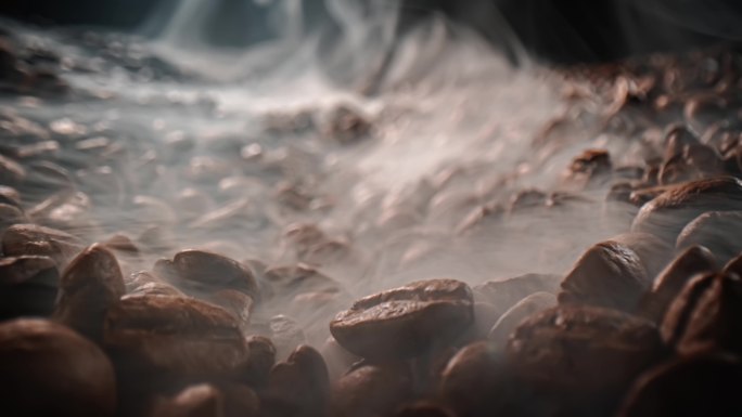 咖啡种子的特写镜头。香浓的咖啡豆是咖啡豆烤出来的烟。