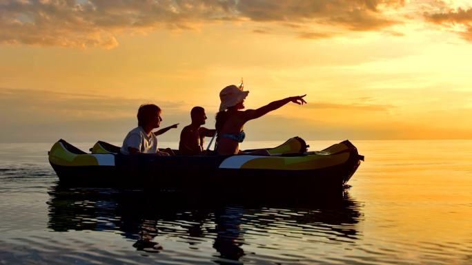 家庭在日落时玩皮划艇