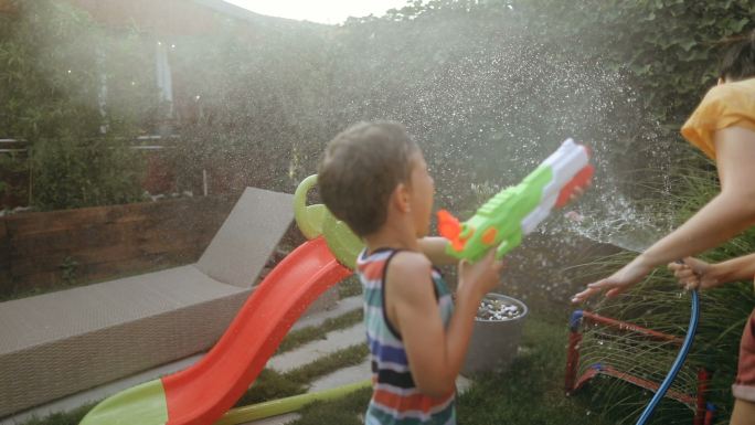 我们后院的夏天游戏母爱水管