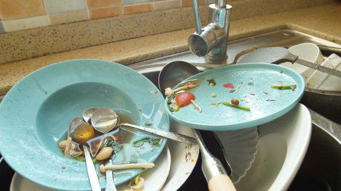 厨房里的脏盘子盘子清洗