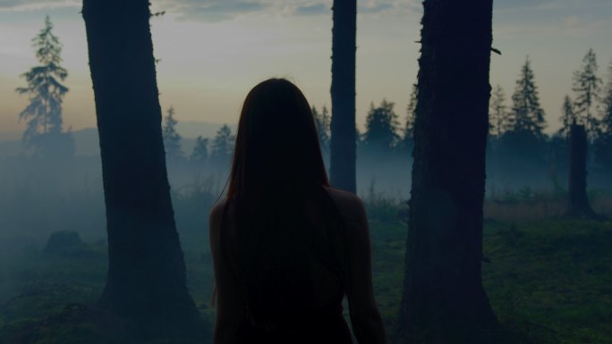 在森林里行走的女人