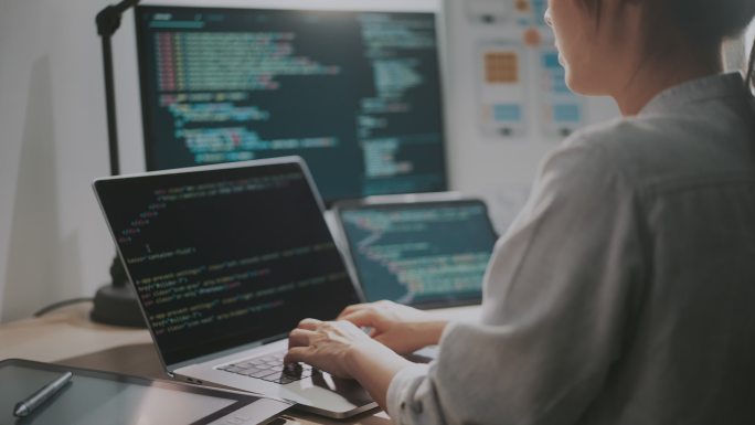 女程序员写代码女程序员编程女人使用电脑