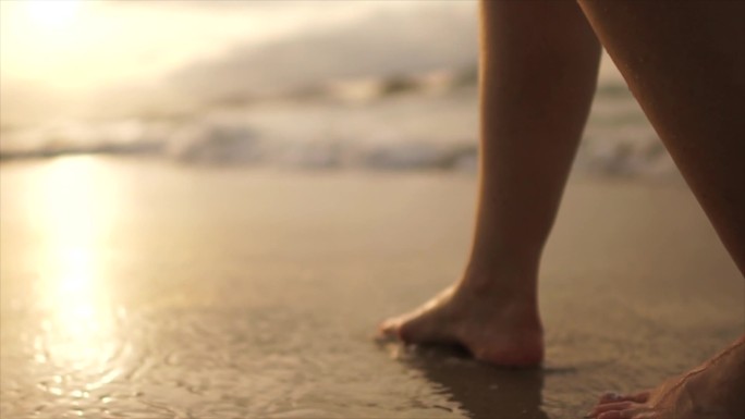 日落时，一个低矮的女人走在海边