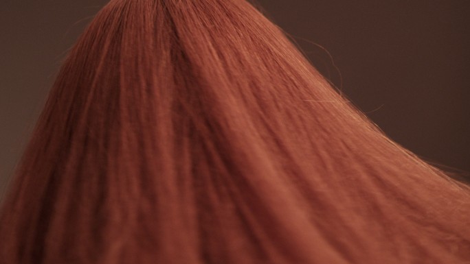 美丽的红发女孩秀发发型保养