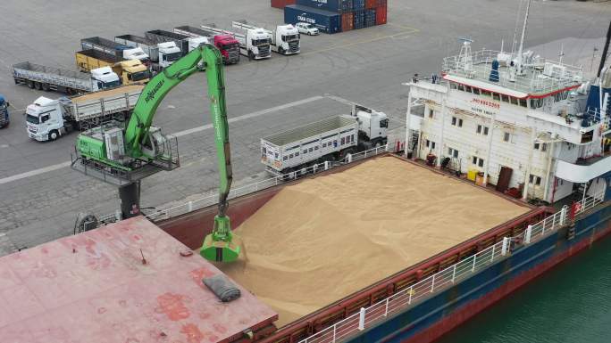 实拍港口货船运砂船装载运输装卸码头