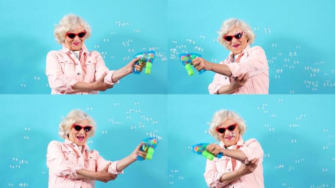 快乐积极的祖母玩泡泡