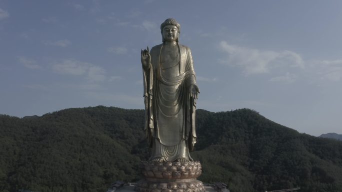 平顶山鲁山宝座上站立的大佛