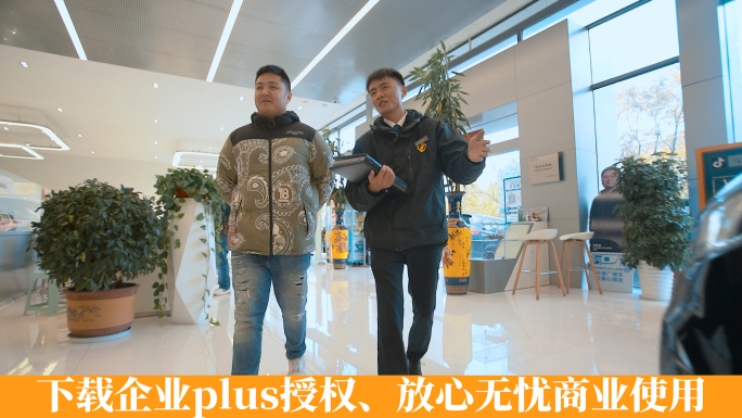 汽车销售4S店销售人员引导客户介绍讲解