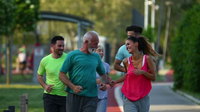 一群人在河边慢跑运动健身锻炼有氧慢跑保持