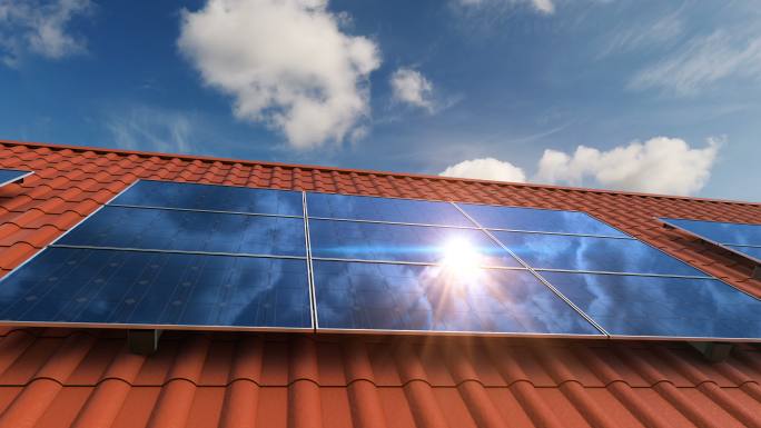 屋顶瓷砖上的太阳能电池板