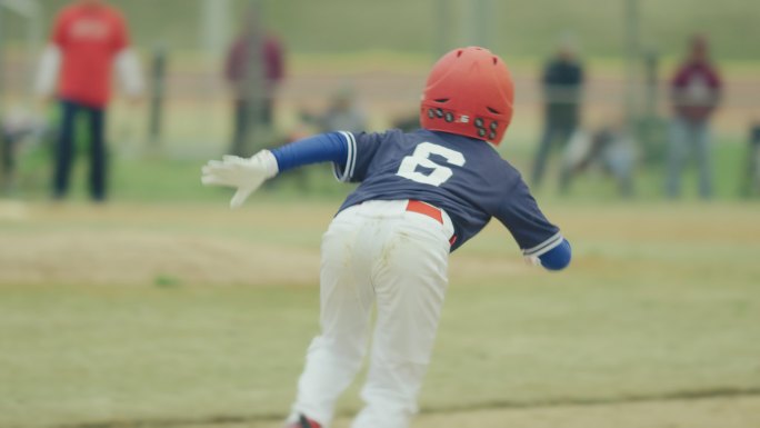 棒球比赛中孩子跑向二垒的慢动作