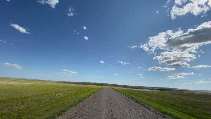 草原上的公路蓝天白云绿色环境一路前行