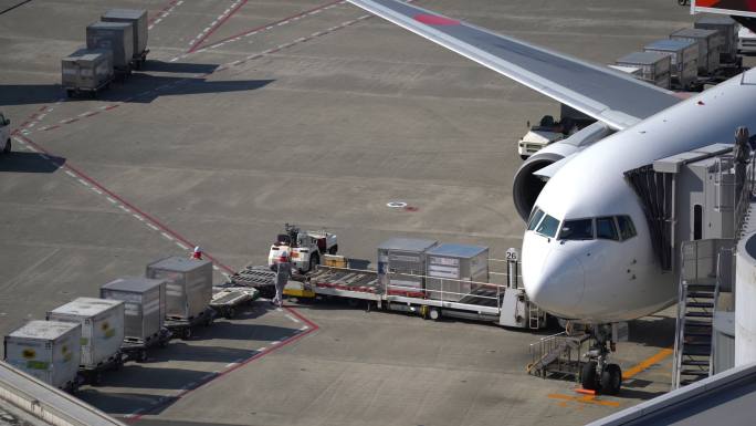 从飞机上卸下货物为航空货运和商业进出口物流概念。