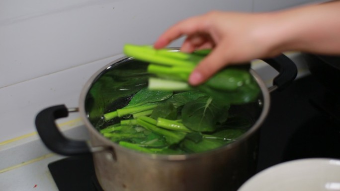 厨房煮青菜