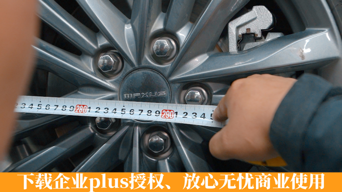 汽车维修工厂机修工人卷尺测量汽车轴距轮距