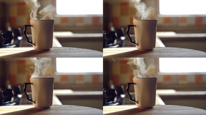 桌上热气腾腾的咖啡杯