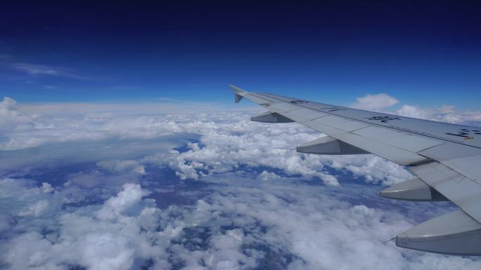 飞机起飞穿云舷窗拍摄