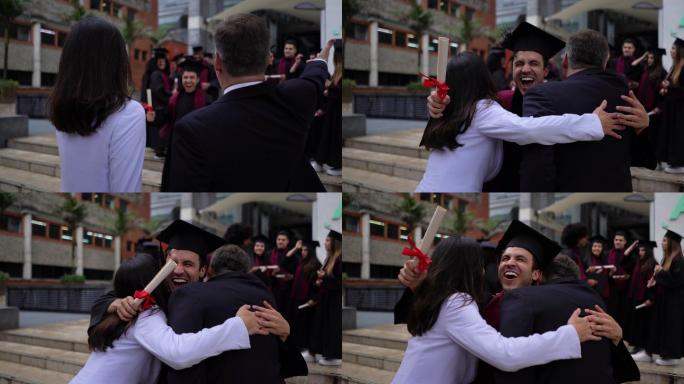 兴奋的年轻人在拿到大学文凭后，满脸笑容地跑向父母