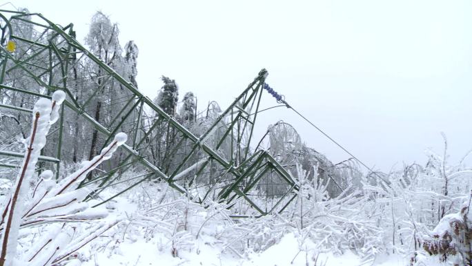 钢架电塔断裂冬季雪花下雪雾凇风景
