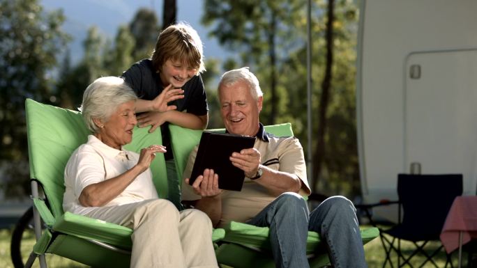 祖父母和孙子视频聊天
