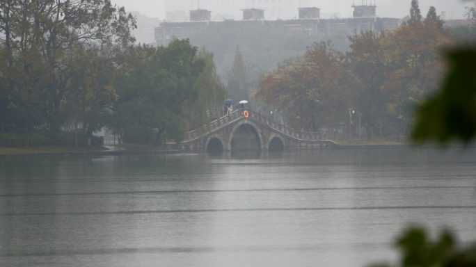 雨天湖面上的雨滴水滴涟漪-雨景合集