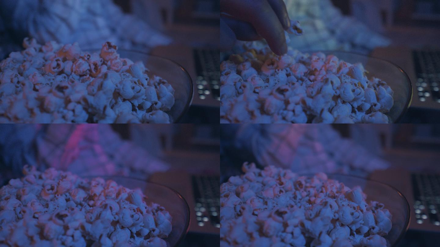 边看电影边吃爆米花。