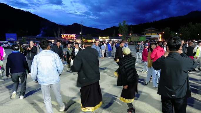 西藏鲁朗小镇藏族广场舞