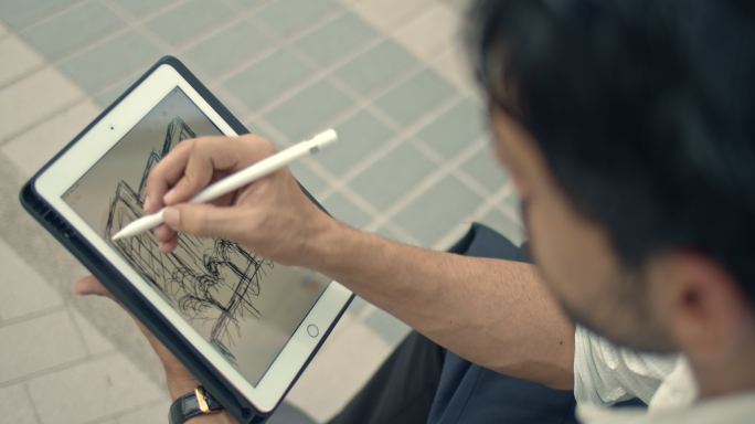 商人在数字平板电脑上绘制草图