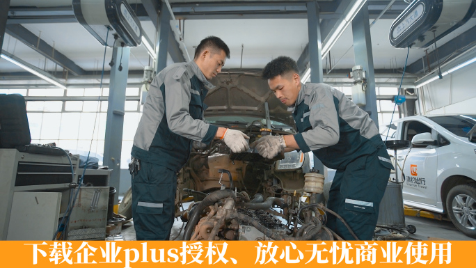 汽车维修工厂工人检修维修汽车发动机引擎