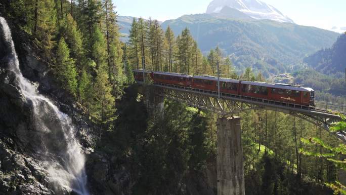 在瑞士阿尔卑斯山铁路上的火车