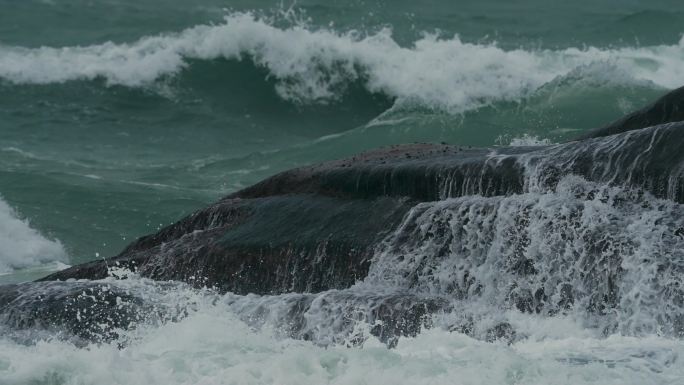 海浪礁石