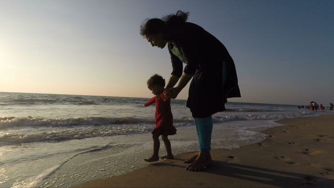 海滩上的母女女儿自然单身母亲