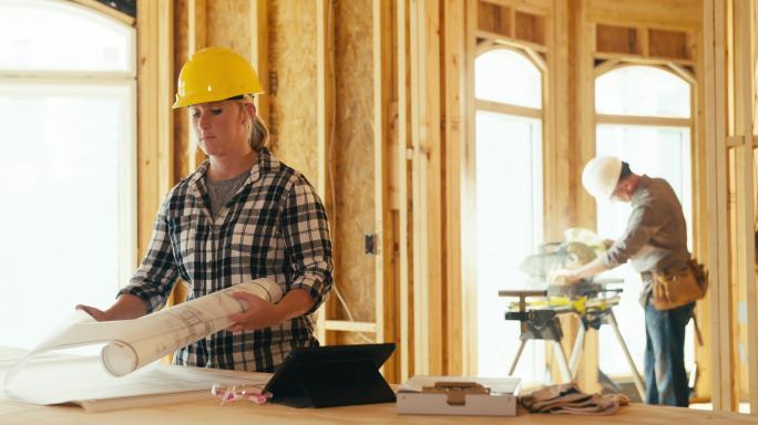 女性建筑承包商女建筑师外国专业化