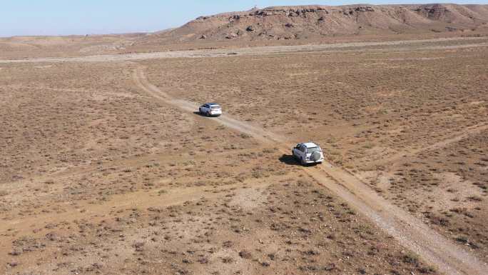汽车行驶在大漠戈壁