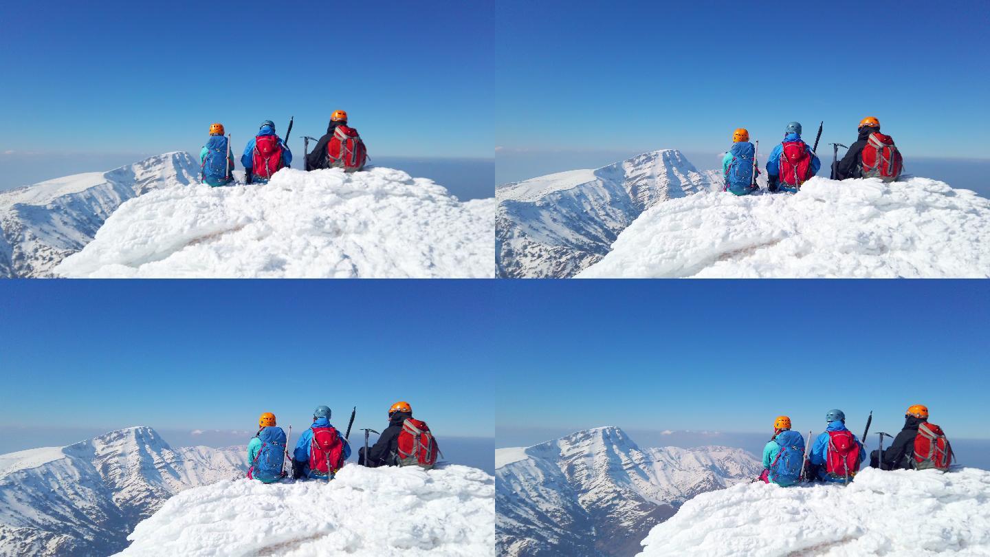 一群登山者正往山顶望去