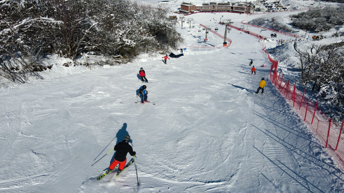 川西高原阿坝茂县九鼎山太子岭滑雪场全景