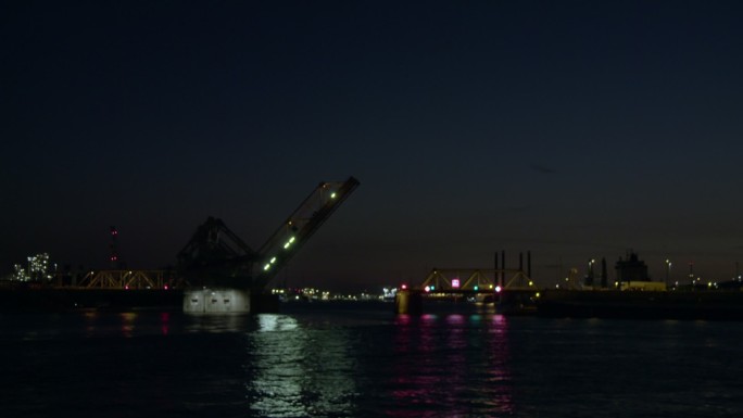 夜晚闸门打开 海水 实拍 灯 夜景