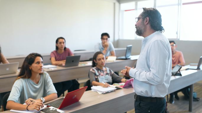 大学课堂师生传授知识大学教授青年