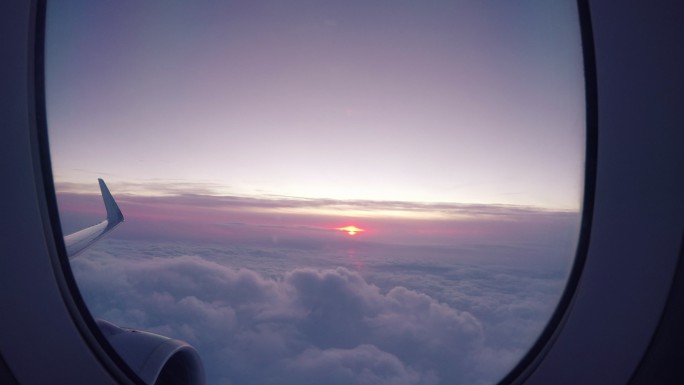 从飞机窗口看日出