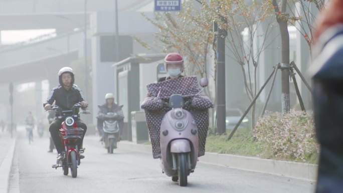 都市平凡生活马路上骑电动车的人纪录片