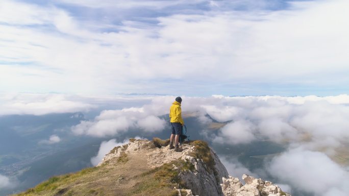 一个年轻人在塞科达山徒步旅行