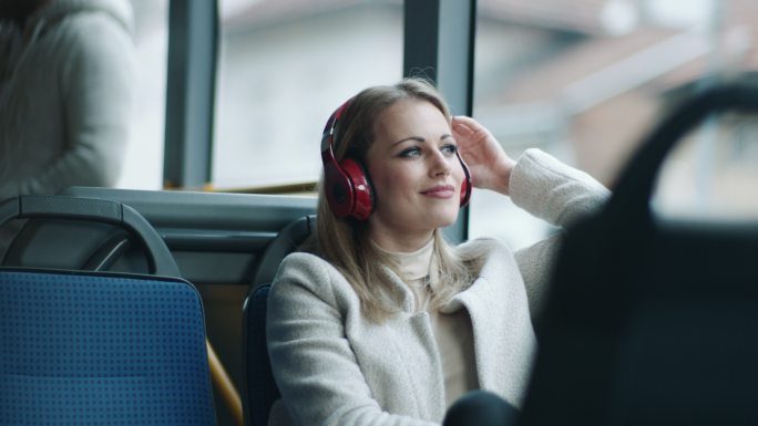 公共汽车上头戴耳机的妇女