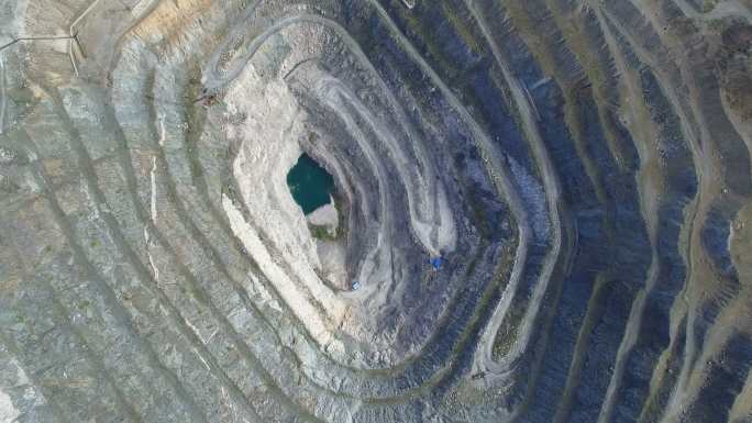 中国新疆一个巨大矿坑的鸟瞰图。