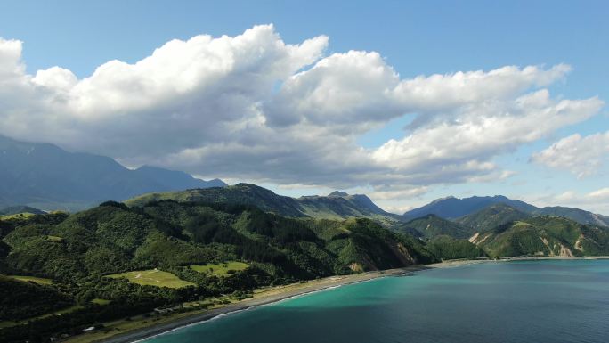 航拍海岸线平移至山脚下