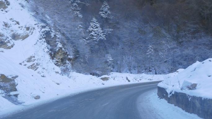 冰雪路段、山区行驶