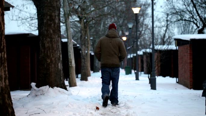 年轻的男性摔倒在雪地上