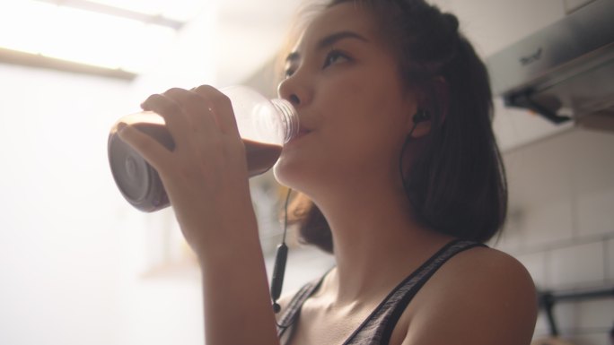 适合在家锻炼后饮用蛋白质奶昔的女性