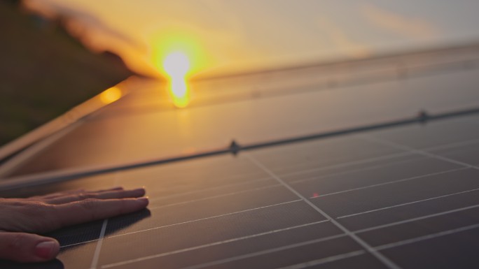 人类手触摸太阳能电池板